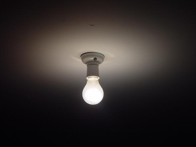 Svietiaca žiarovka zo stropu.jpg