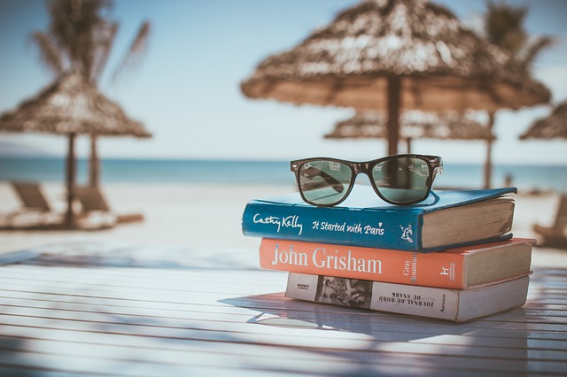 knihy a okuliare na pláži
