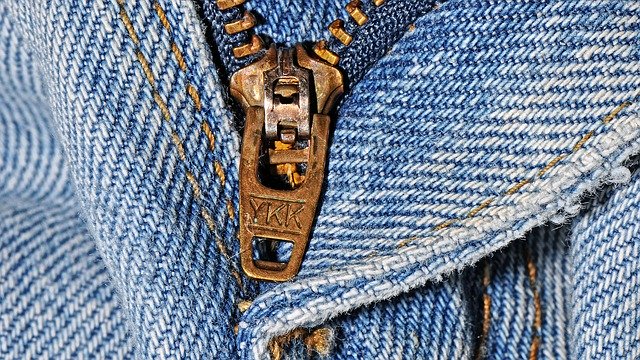 Detail na rozopnutý zips na modrých nohaviciach.jpg